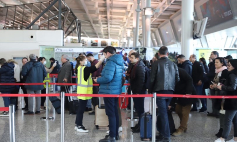 Hyjne sot ne fuqi masat e reja ne kufi: Nga pasaporta e vaksinimit tek karantina